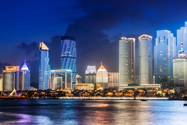 La escena nocturna del paisaje arquitectónico urbano en Qingdao