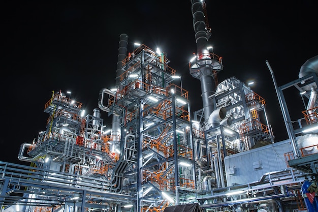 Escena nocturna de la planta de refinería de petróleo y la planta de energía de la industria petroquímica en el crepúsculo y Bangkok Tailandia