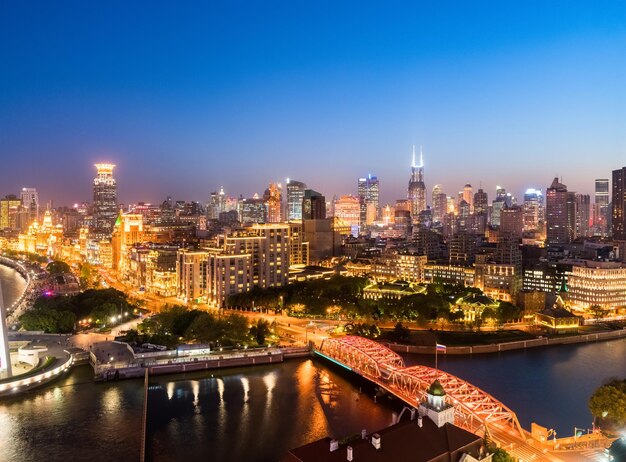 Escena nocturna del puente bund y garden en shanghai China