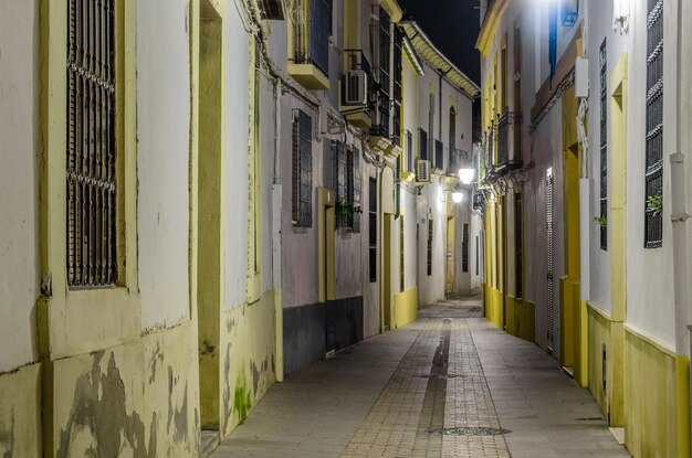 Foto escena nocturna urbana vista de las calles del casco antiguo de córdoba andalucía sur de españa