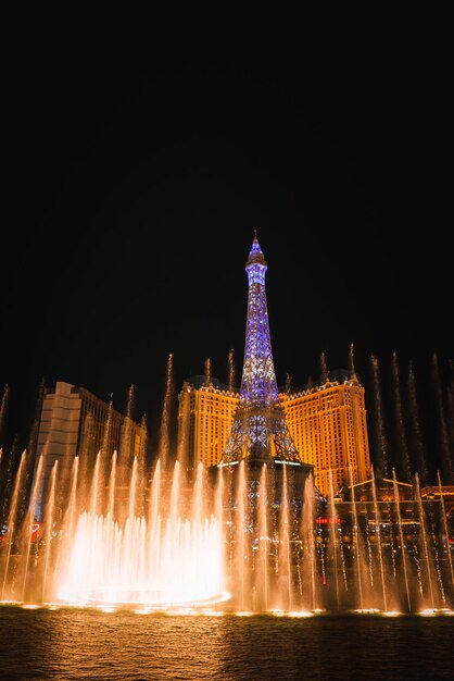 Foto una escena nocturna vibrante con la réplica de la torre eiffel en las vegas