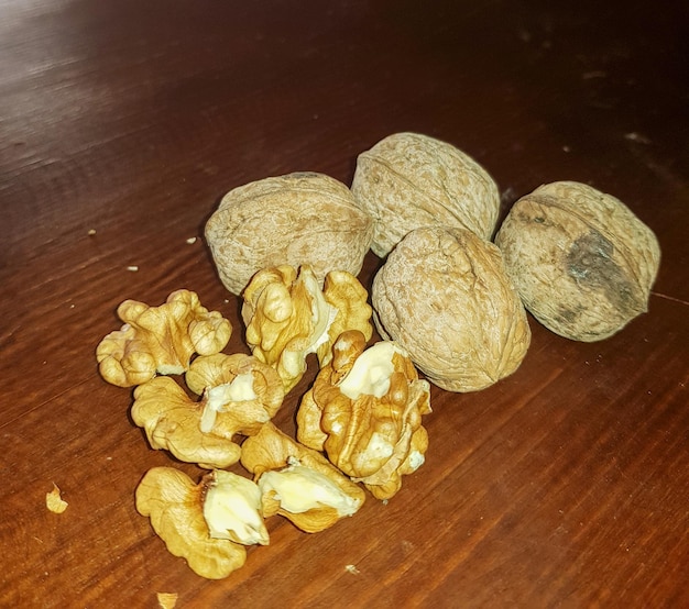 Foto escena de nueces en sus cáscaras y sin ellas