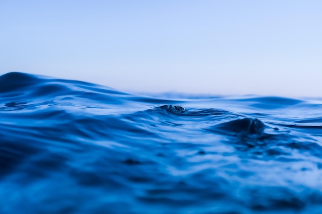 Escena del océano de las olas de agua azul