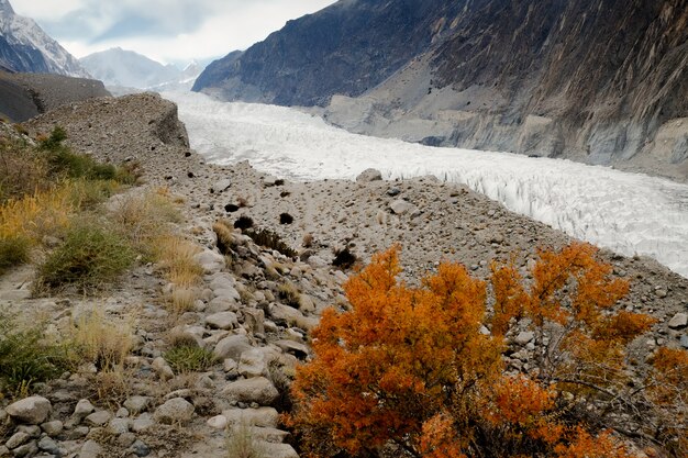 Escena de otoño del glaciar Passu. Gilgit Baltistan, Pakistán.