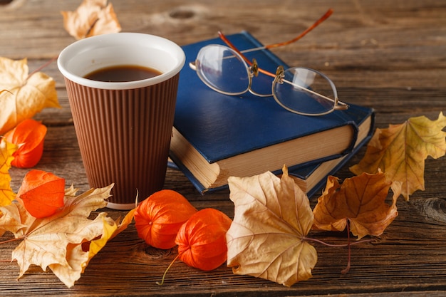 Escena de otoño Taza de café y libros