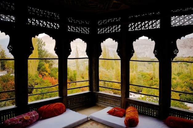 Escena del otoño a través de las ventanas del palacio de Khaplu, Gilgit Baltistan, Pakistán.