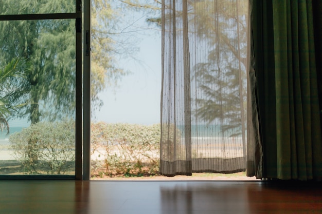 Escena pacífica de la casa con cortina transparente blanca.