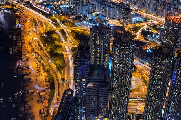 Escena del paisaje urbano de Hong Kong con tráfico, negocios y construcción moderna