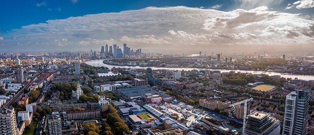 Escena panorámica aérea del distrito financiero de la ciudad de Londres con muchos rascacielos icónicos cerca del río Támesis.