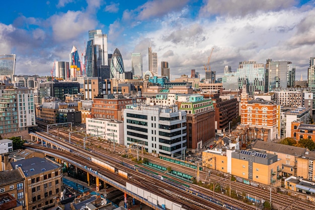 Escena panorámica aérea del distrito financiero de la ciudad de Londres con muchos rascacielos icónicos cerca del río Támesis.