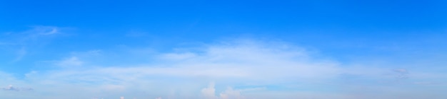 Escena panorámica de cielo azul en día de verano