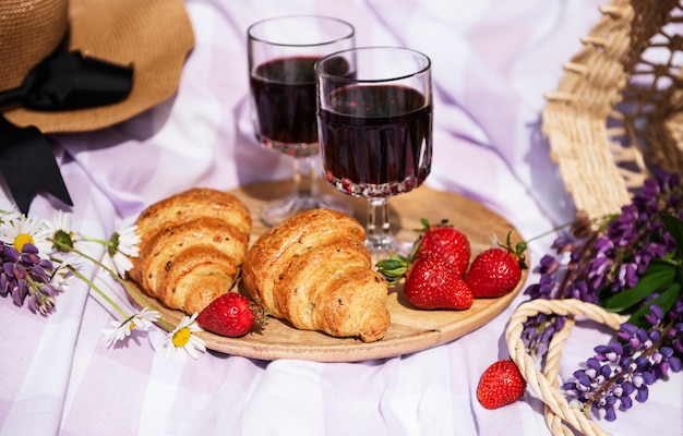 Escena de picnic romántico en día de verano.