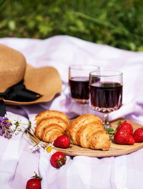 Escena de picnic romántico en un picnic al aire libre con vino y una fruta