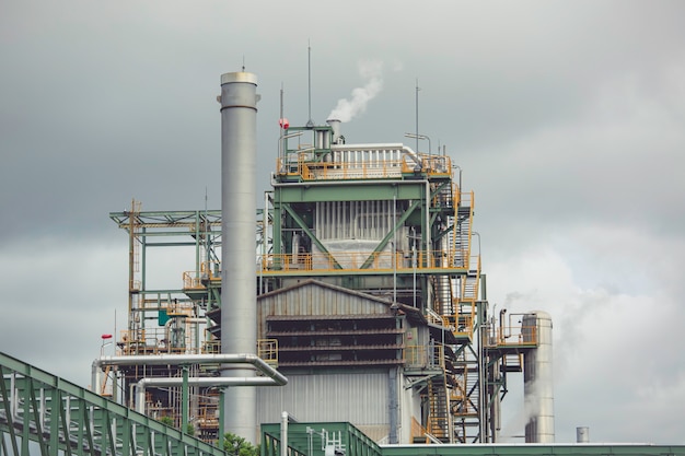 Escena de la planta de refinería de petróleo y el tanque de almacenamiento de aceite de la industria petroquímica en la tarde