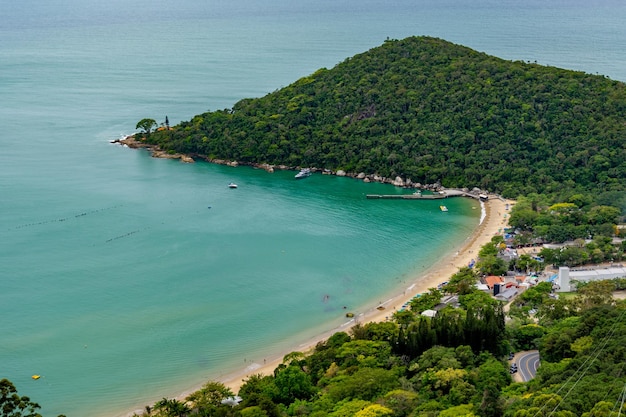 Escena de playa aérea en el estado de santa catarina región sur de brasil 'praia central' región de balneario camboriu y 'laranjeiras'