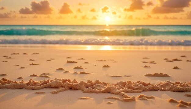 Una escena de playa con una hermosa puesta de sol en el fondo El sol se está poniendo proyectando un caloroso resplandor sobre el océano y la arena