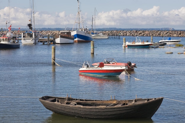 Escena del puerto en Glowe, isla Ruegen, Alemania