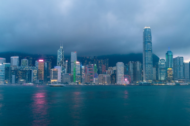 Escena del puerto de Victoria en Hong Kong. Victoria Harbour es el famoso lugar de atracción para turistas para visitar