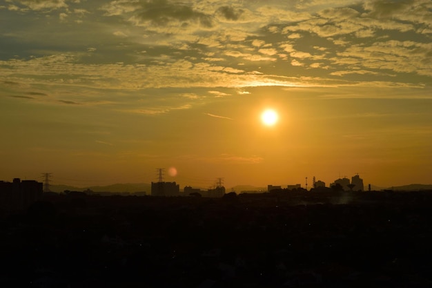 Escena de puesta de sol en la ciudad