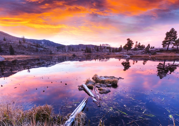 Escena de la puesta del sol en el lago al atardecer paisajes naturales de otoño