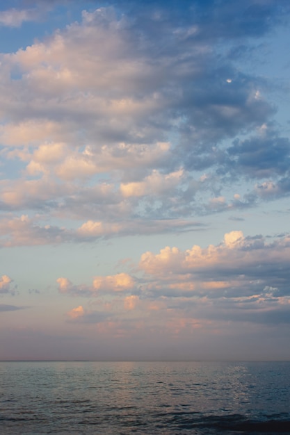 Escena de puesta de sol en el mar.