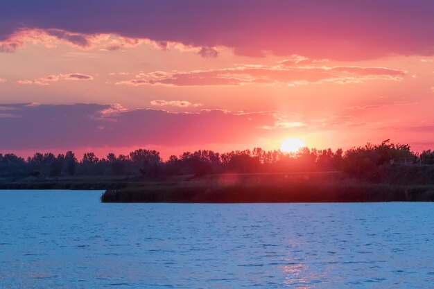 Escena de puesta de sol sobre el lago, puesta de sol sobre la superficie del agua