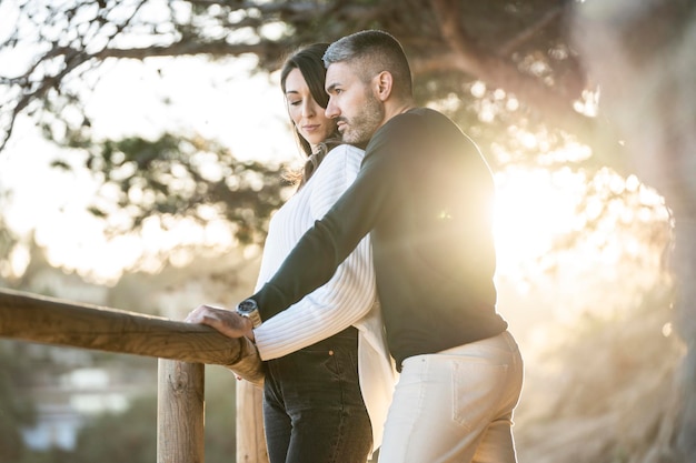 Escena romántica con una pareja heterosexual al aire libre