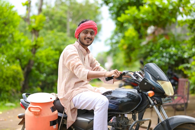 Escena rural: lechero indio distribuye leche en bicicleta