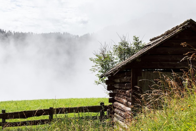 Escena rural. Vista de un prado de la aldea después de fuertes lluvias y niebla