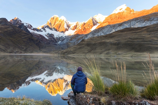 Escena de senderismo en las montañas de la Cordillera, Perú