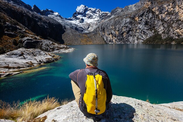 Escena de senderismo en las montañas de la Cordillera, Perú