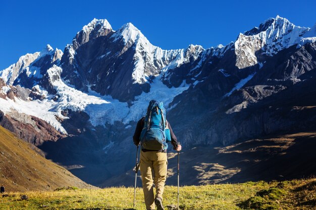 Escena de senderismo en las montañas de la Cordillera, Perú