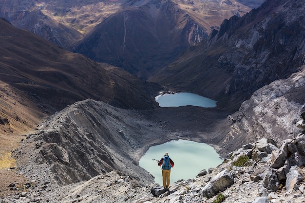 Escena de senderismo en las montañas de la Cordillera, Perú