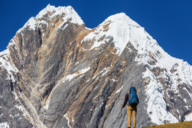 Escena de senderismo en las montañas de la Cordillera, Perú