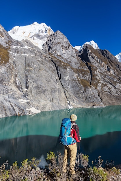 Escena de senderismo en las montañas de la Cordillera, Perú