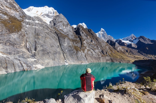 Escena de senderismo en las montañas de la Cordillera, Perú