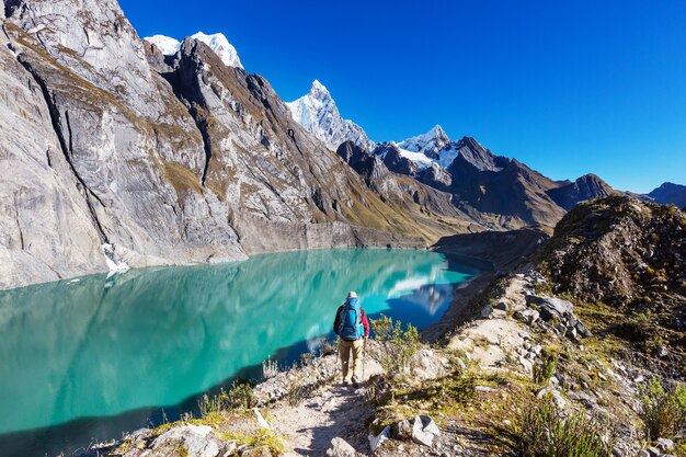 Escena de senderismo en las montañas de la Cordillera, Perú