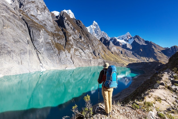 Escena de senderismo en las montañas de la Cordillera, Perú