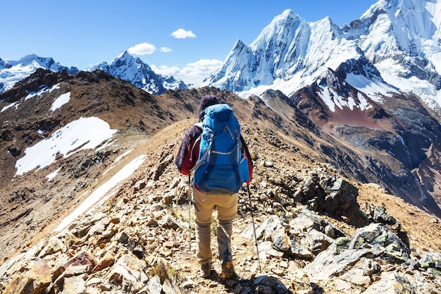 Escena de senderismo en las montañas de la Cordillera, Perú