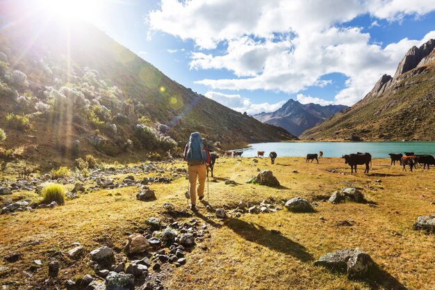 Escena de senderismo en las montañas de la Cordillera, Perú