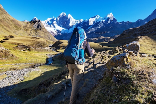 Escena de senderismo en las montañas de la Cordillera, Perú