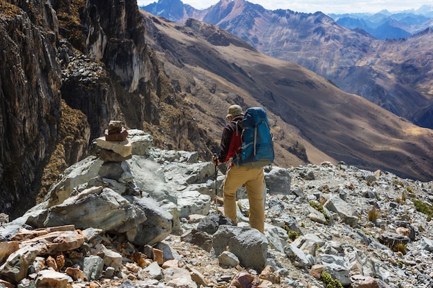 Escena de senderismo en las montañas de la Cordillera, Perú