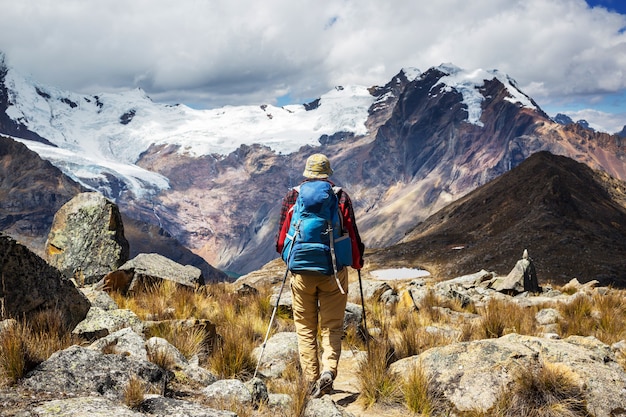 Escena de senderismo en las montañas de la Cordillera, Perú