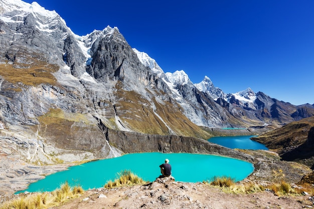 Escena de senderismo en las montañas de la Cordillera, Perú