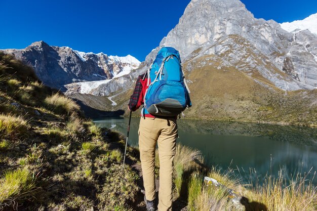 Escena de senderismo en las montañas de la Cordillera, Perú