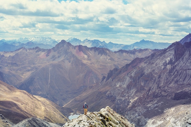 Escena de senderismo en las montañas de la Cordillera, Perú