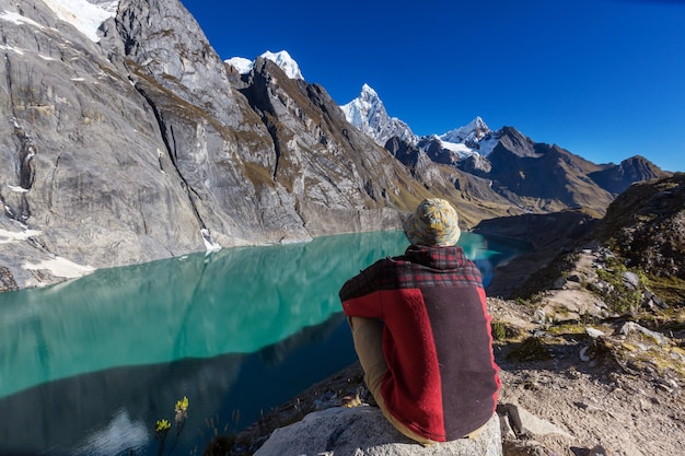 Escena de senderismo en las montañas de la Cordillera, Perú