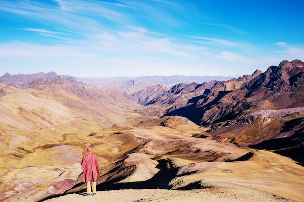 Escena de senderismo en las montañas de la Cordillera, Perú