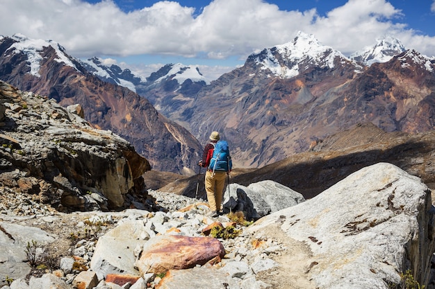 Escena de senderismo en las montañas de la Cordillera, Perú