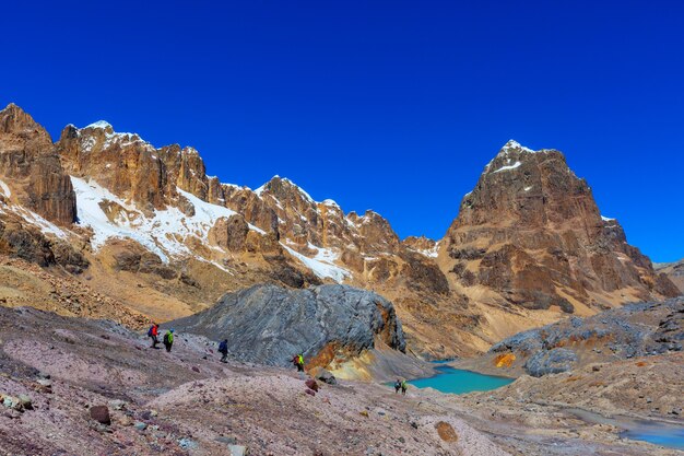 Escena de senderismo en las montañas de la Cordillera, Perú